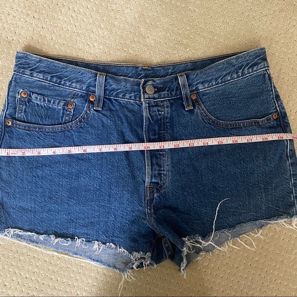 LEVI’S Blue Medium Wash Mid-rise Cutoff Denim Shorts - Picture 8 of 9